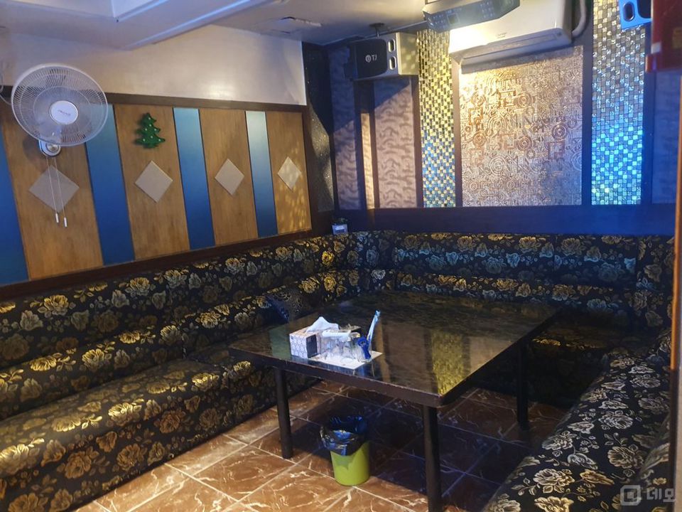 화곡동 까치산역 복개천 먹자골목 초입 노래방 매매 매물의 1번째 사진