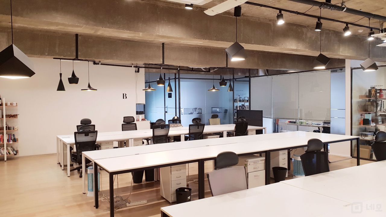 신사동 대로변 1층에 위치한 깔끔한 사무실 매물의 1번째 사진