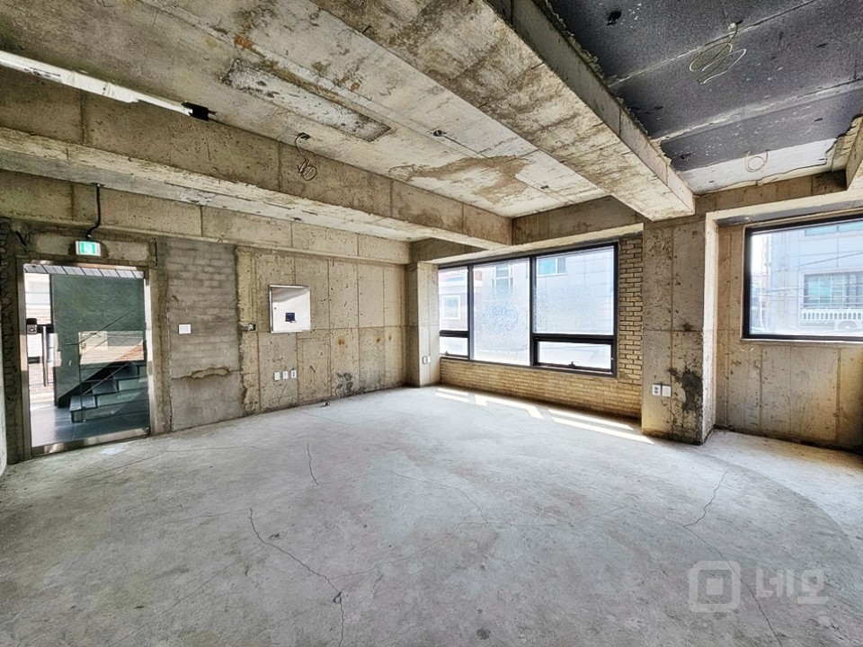 JS 망리단길 메인대로 신축급 무권리 신축 상가 매물의 4번째 사진