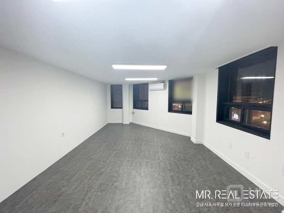 논현역인근.화이트톤.인테리어.깔끔한소형사무실. 매물의 4번째 사진