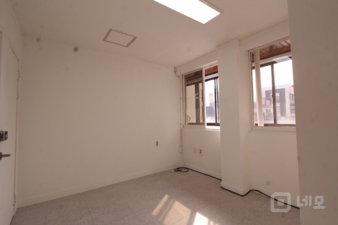 ● 채광좋은 화이트톤 매력넘치는 사무실 매물의 5번째 사진