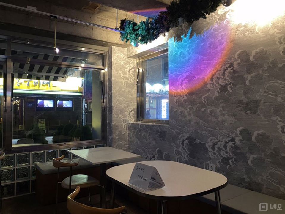 SNS 및 블로그에서 많이 언급되는 핫플레이스 매장입니다. 매물의 4번째 사진