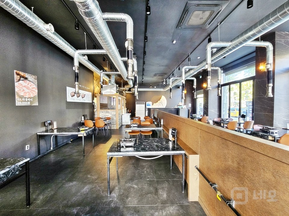 JS 홍대입구역 사거리 인근 대로변 대형 1층 상가임대 매물의 6번째 사진