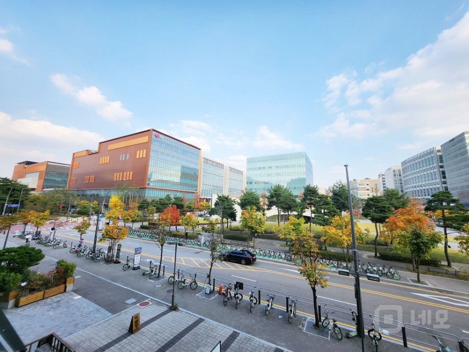 무권리,에스컬레이터 바로 앞,엘지 사거리 간판 노출도 최상,외부 테라스 매물의 5번째 사진