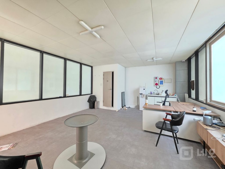 인테리어 깔끔한 상가 사무실 임대 매물의 4번째 사진