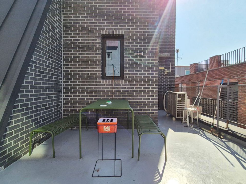 넓은 테라스 세련된 외관 화이트톤 공간  매물의 9번째 사진