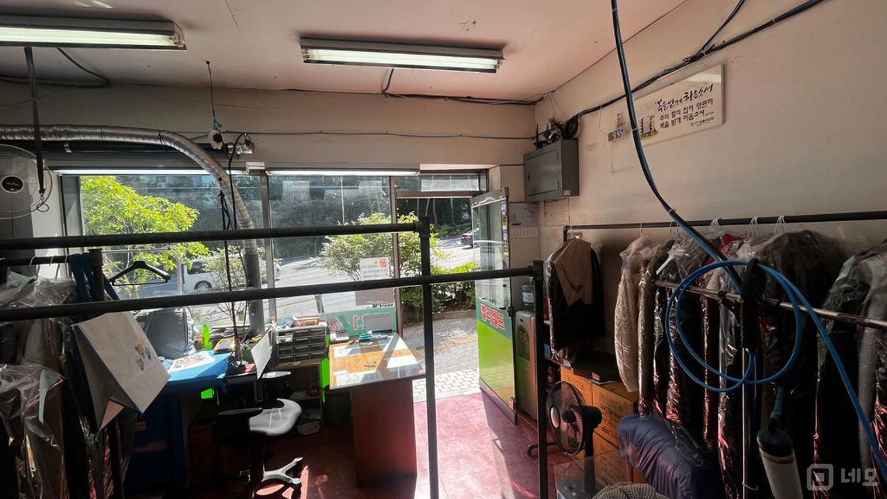 8차선 대로변 1층 상가 입니다. 광고효과 좋습니다. 매물의 1번째 사진