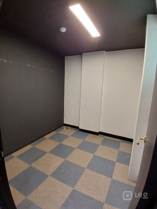 대단지 앞 35평, 널찍한 현관 구조에 냉난방 시설 완비, 깔끔한 건물 매물의 6번째 사진