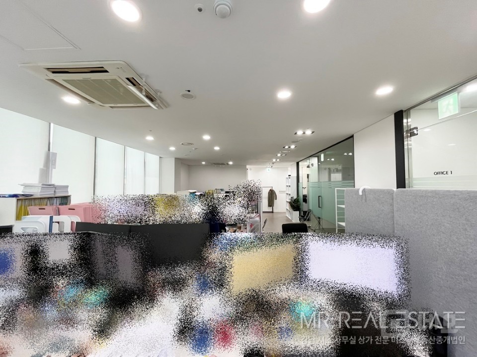 논현역1분 초역세권 단독층 빠른입주 대로변코너 무권리화이트톤인테리어 매물의 6번째 사진