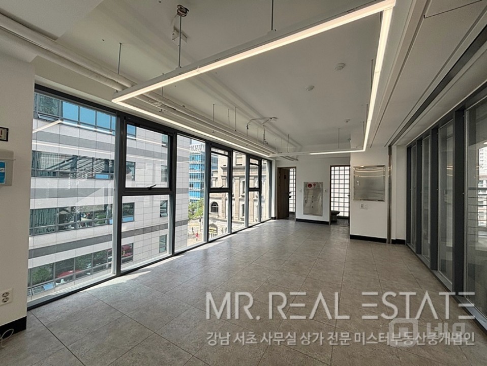 실사진.강남역.역세권.통창.홀딩도어.디자인건물 매물의 8번째 사진