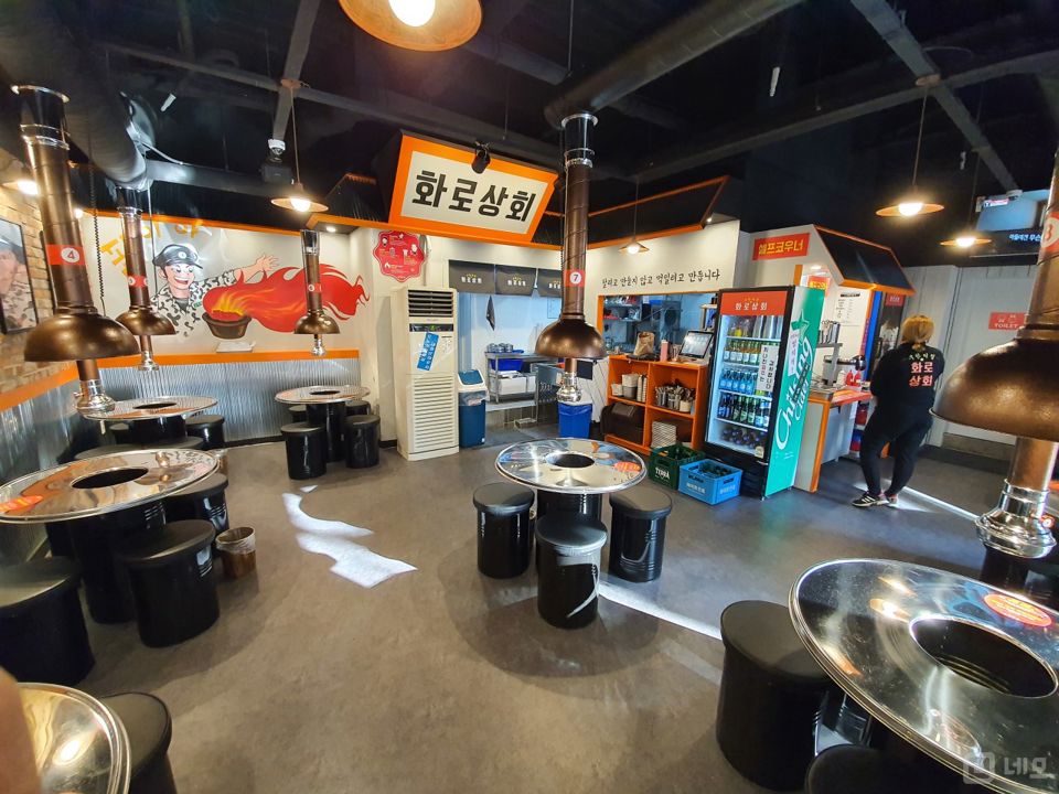 창천동 유동인구 많은 상권에 위치한 무한리필 고깃집 매물의 1번째 사진