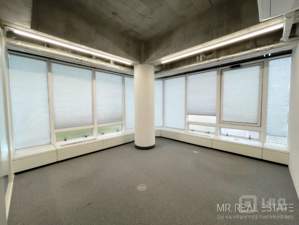 도산공원사거리.대로변건물.주차3대가능.A급인테리어 매물의 8번째 사진