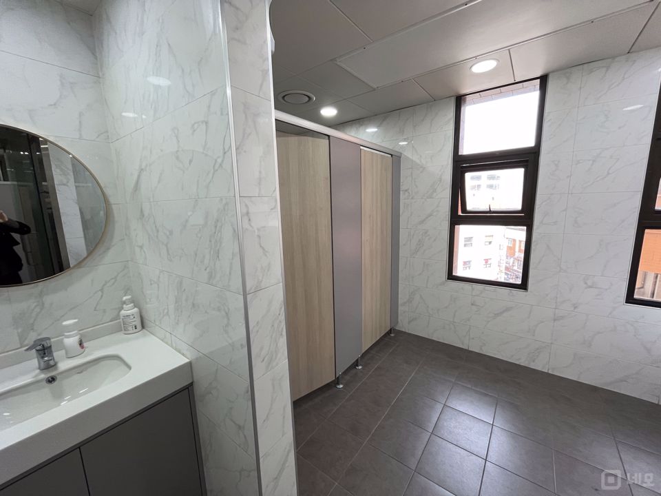 장안동 장한평역 바로 앞 가시성 아주 좋은 대로변 사무실 매물의 9번째 사진