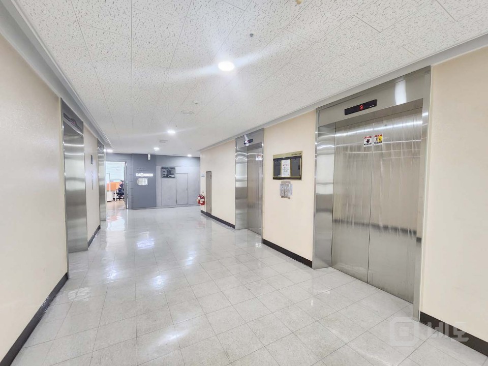 강남역 대로변 인근 8평정도 사무실 입니다.  매물의 8번째 사진