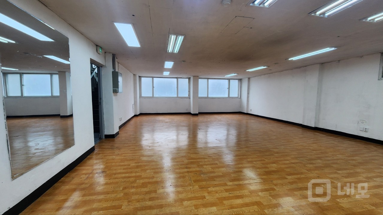 입주청소 완료된 네모 반듯한 상가 사무실 매물의 1번째 사진