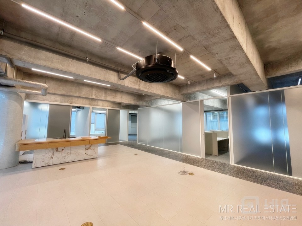 도산공원사거리.대로변건물.주차3대가능.A급인테리어 매물의 1번째 사진