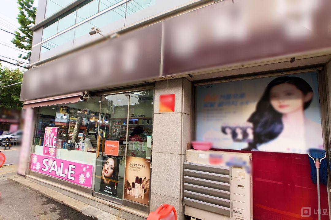 대로변과 인접해 있는 1층 화장품 매장입니다. 매물의 4번째 사진