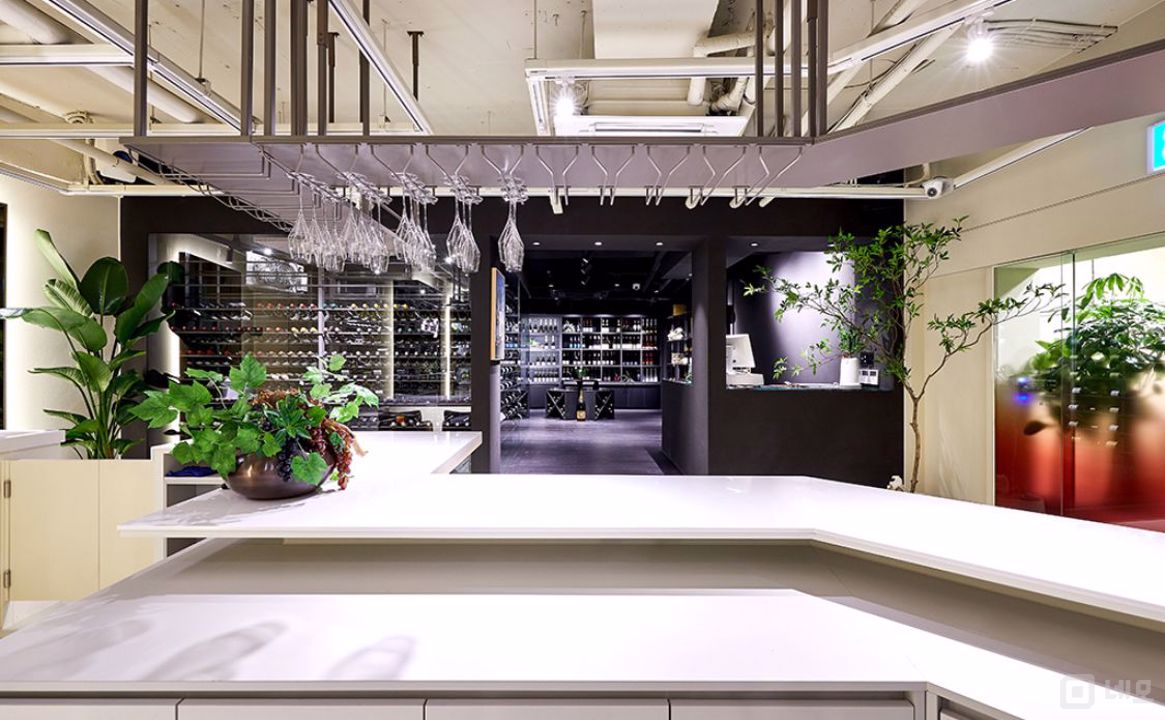 접근성 좋은 대로변 2층 역삼동 와인바 매물의 4번째 사진