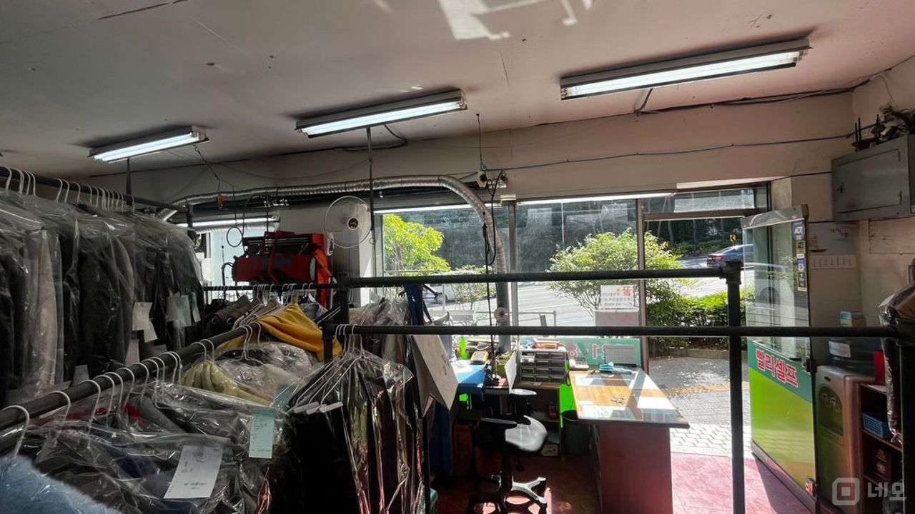 8차선 대로변 1층 상가 입니다. 광고효과 좋습니다. 매물의 2번째 사진
