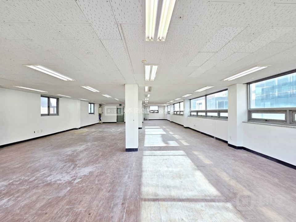 RISE 가성비 61p 인테리어완비 반듯한구조 주차편리 매물의 10번째 사진