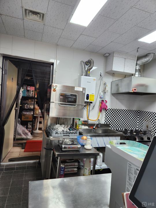 신월동 주거지역 위치, 깔끔한 인테리어, 주방 시설 완비된 실내포차 매물의 4번째 사진