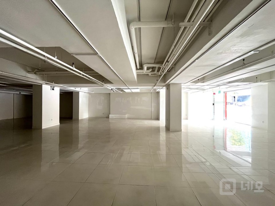 현황 1층, 한남오거리, 한남더힐 고급 상권, 무권리, 인테리어 완 매물의 8번째 사진