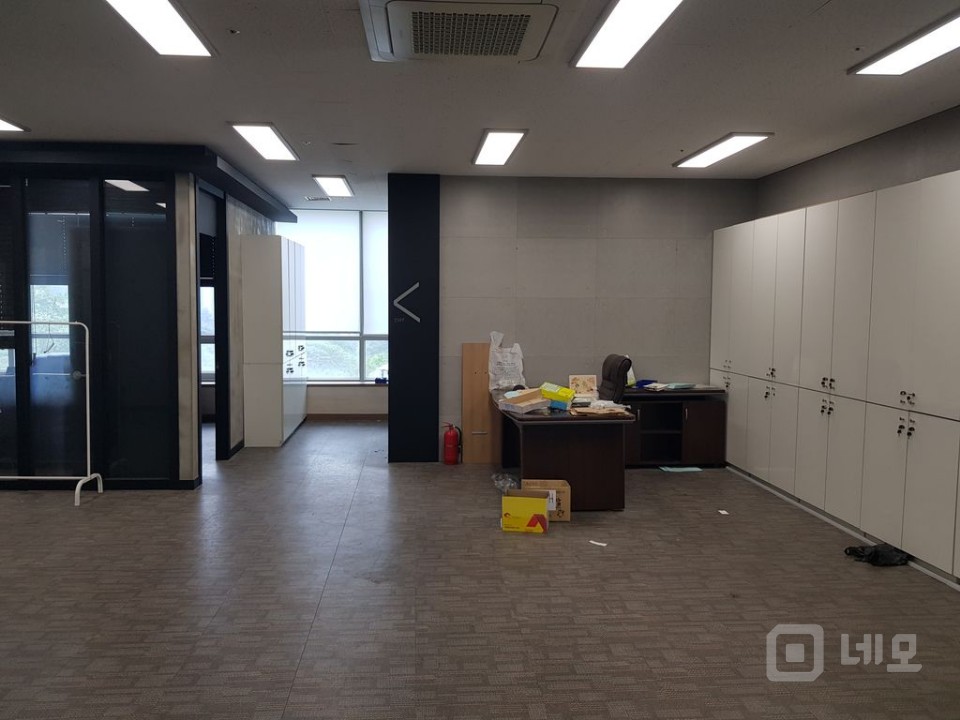냉난방기옵션풀옵션사무실인테리어작살집기사용가능몸만들어가면되는삼실법인강추 매물의 1번째 사진