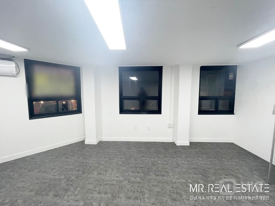 논현역인근.화이트톤.인테리어.깔끔한소형사무실. 매물의 2번째 사진