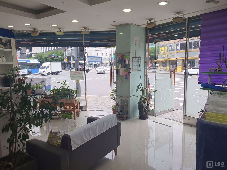 대로변 코너자리, 주목도 높은 군자동 1층 상가 매물의 1번째 사진