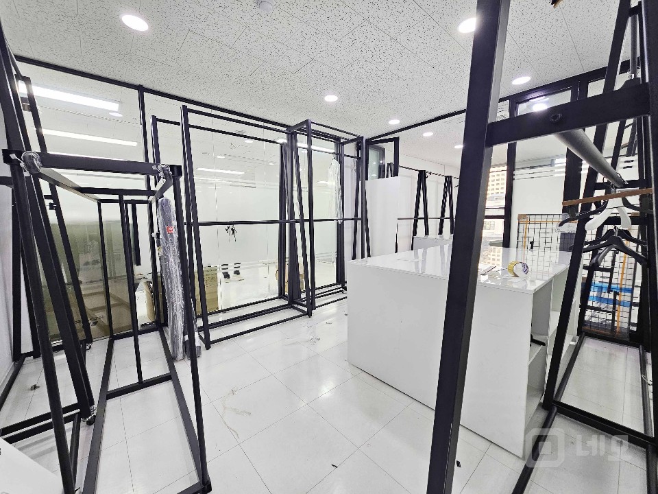 I세븐I 홍대·합정 오피스라인 인테리어 완비 80평대 사무실 임대 매물의 8번째 사진