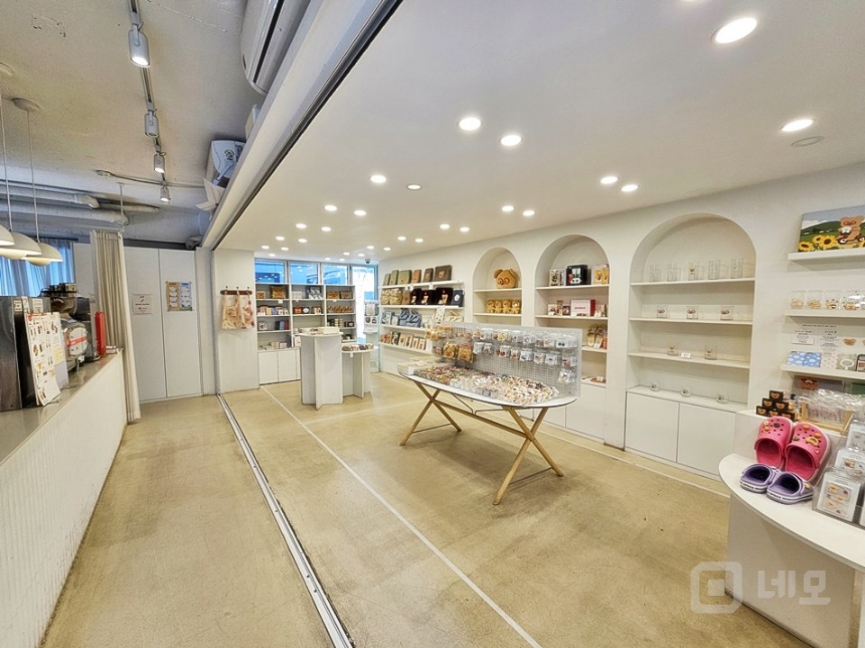 JS 연남동 핫플 미로길 1,2층 가시성 좋은 신축급 상가 매물의 3번째 사진