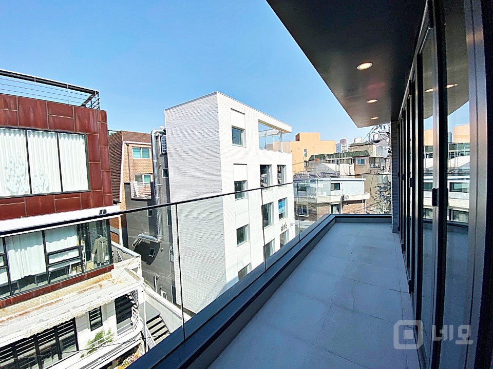 연남동 메인꽃길 무권리 4층 엘베 있는 상가사무실. 매물의 8번째 사진