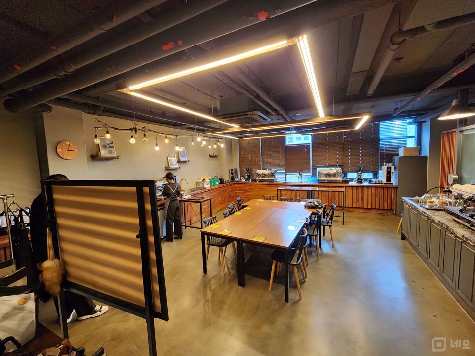 인테리어 깔끔한, 강남역 메인 상권에 위치한 상가 매물의 5번째 사진