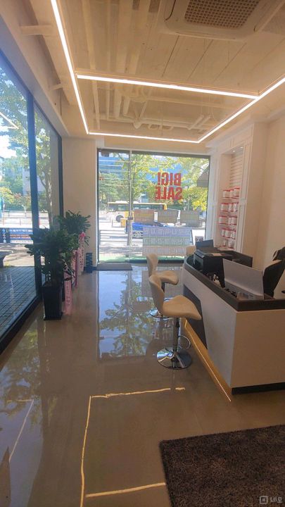 정발산역 인근에 위치한 대로변 핸드폰 매장 매물의 2번째 사진