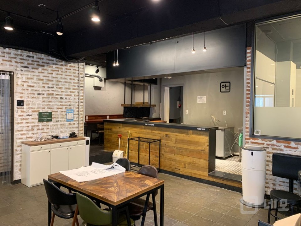 [신촌역 도보 6분] 41평 상가 / 카페·보드카페·파충류샵 추천 매물의 7번째 사진