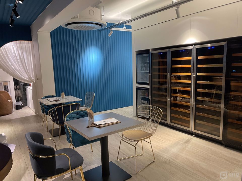 신사역 역세권, 가로수길 위치한 고급스러운 인테리어의 바 매물의 2번째 사진