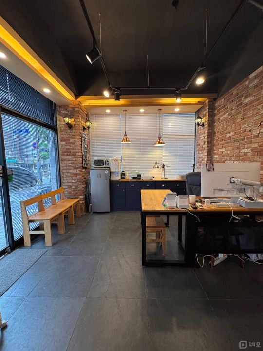  감각적인 인테리어가 돋보이는 1층 매장, 권리금 양도합니다 (약 8평) 매물의 2번째 사진