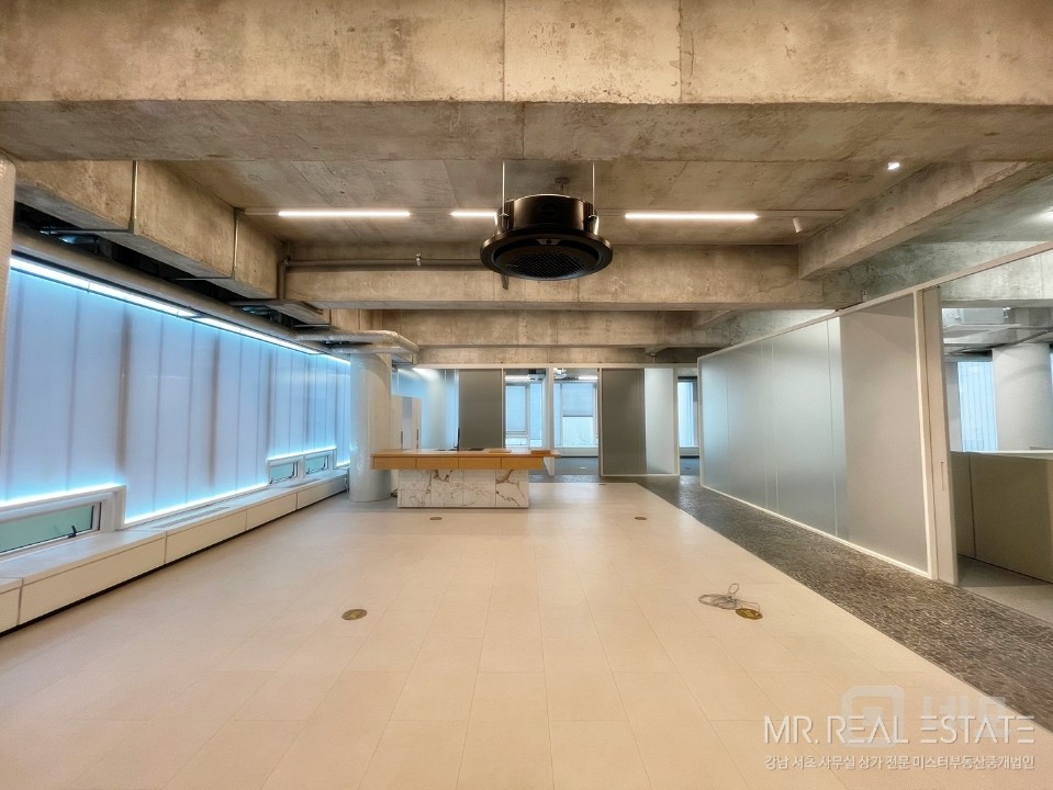 도산공원사거리.대로변건물.주차3대가능.A급인테리어 매물의 13번째 사진
