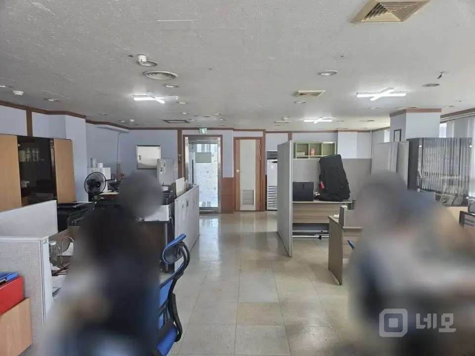 일반사무실 구조로는 최고이고 통창으로 되어있어 시야가 좋아요 매물의 1번째 사진