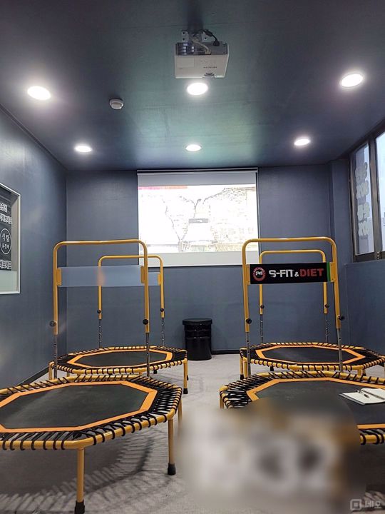 고색동 대형 아파트 단지 상가 내 점핑 피트니스 매물의 1번째 사진