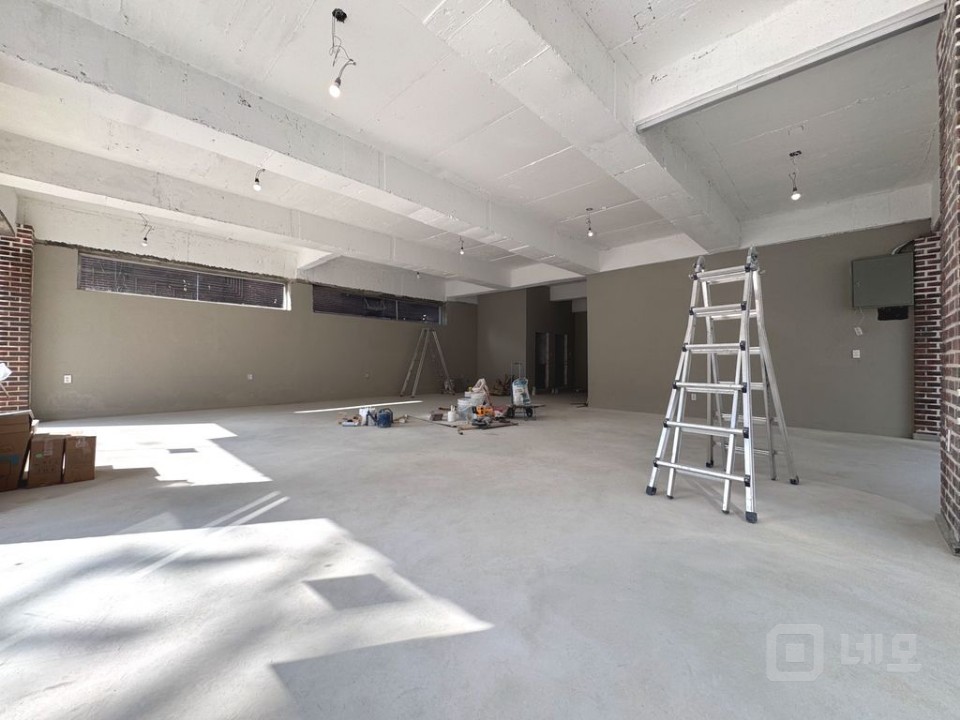 학동역 인근 2면 통창! 무권리! 리모델링 1층 상가 매물! 매물의 4번째 사진