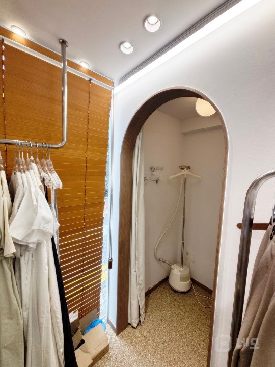 버스킹거리 의류거리 중심 삼거리 코너위치 유동인구 보장된 1층 상가 매물의 4번째 사진