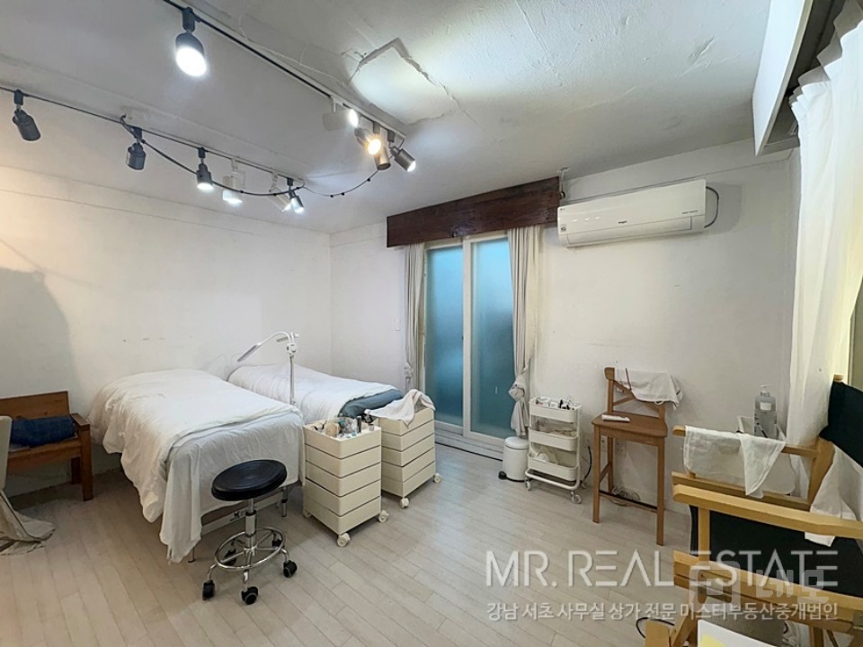 세로수길 중심 코너위치 가시성 우수.현뷰티샵 매물의 3번째 사진