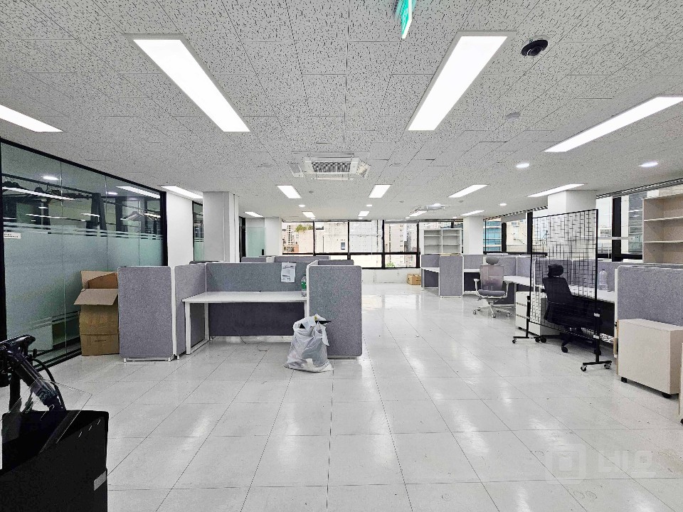 I세븐I 홍대·합정 오피스라인 인테리어 완비 80평대 사무실 임대 매물의 1번째 사진