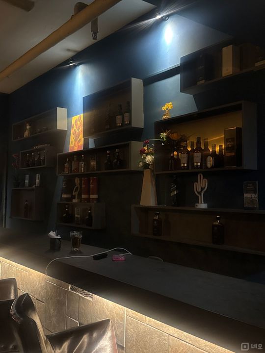평촌역 도보 3분 거리에 위치해 접근성 좋은 모던 bar 임대 매물의 2번째 사진
