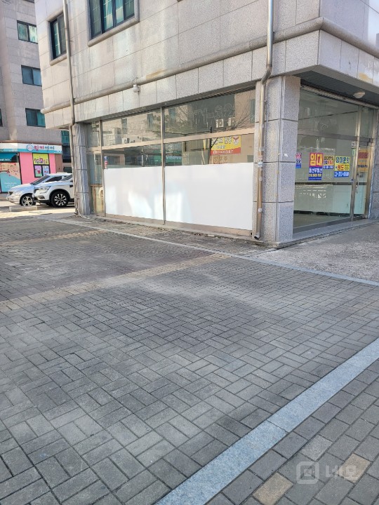 코너에 위치하고 옆에 공간이 있고 이동인구가 많은 상가 매물의 2번째 사진