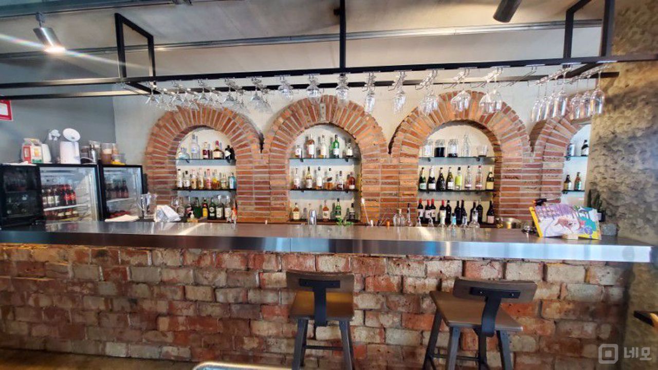 신논현역 역세권, 트렌디한 인테리어의 레스토랑 매물의 4번째 사진