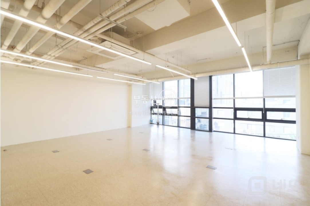 확장 후 약 23평 노출천정 깔끔한 내부 중소형평수 사무실 매물의 6번째 사진