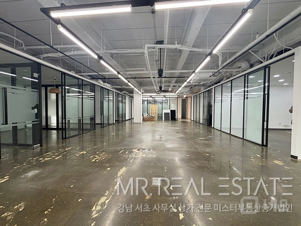 실사진 학동역1분 주차4대 룸9개 S급인테리어 대로변 무권리 매물의 2번째 사진