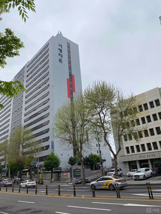 화이트톤의 깔끔하고 깨끗한, 수납공간이 많은 사무실입니다. 매물의 18번째 사진